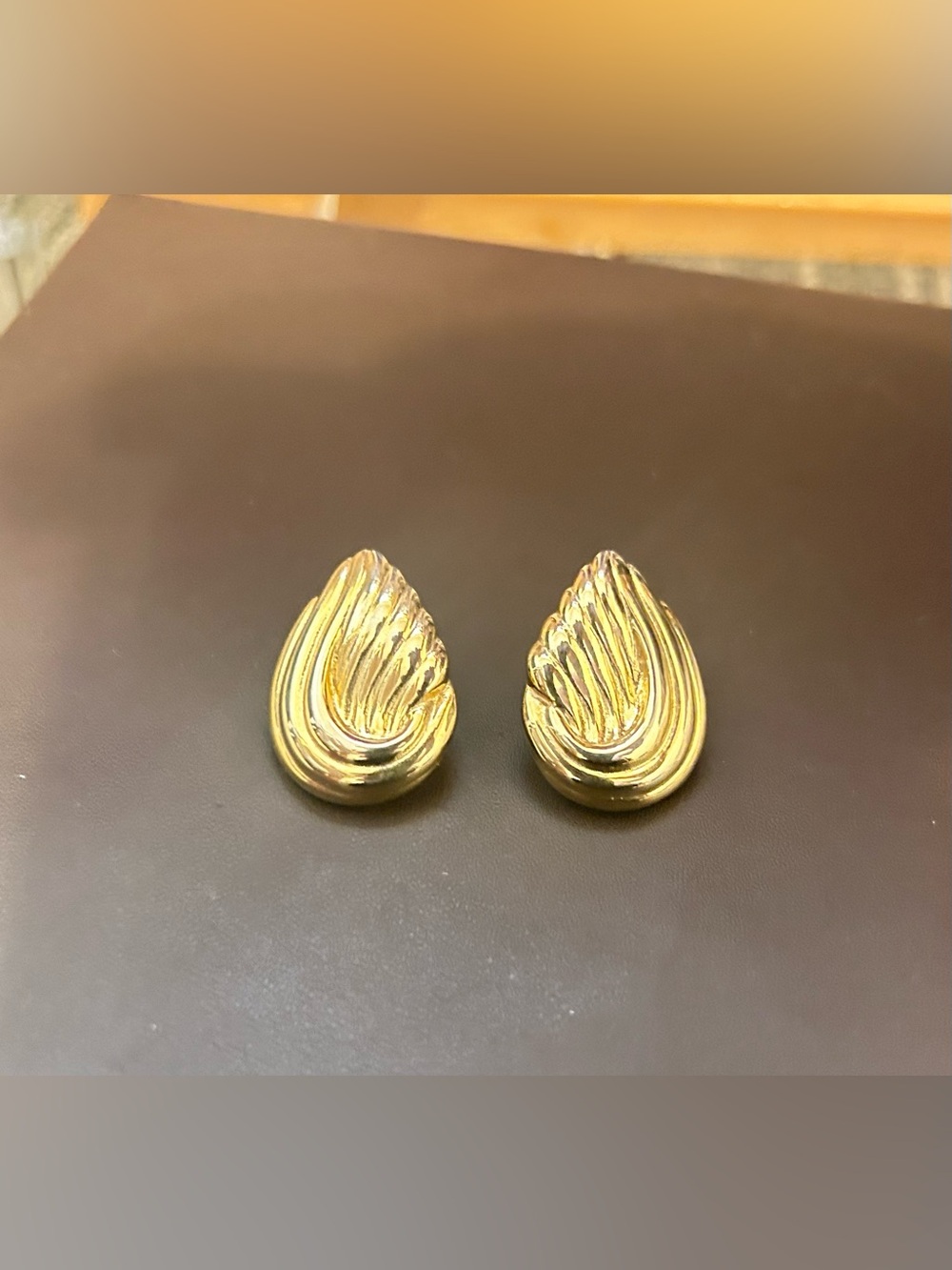 Vintage Gold Tone Teardrop Stud Earrings Ribbed Sculptural Retro - Picture 4 of 6